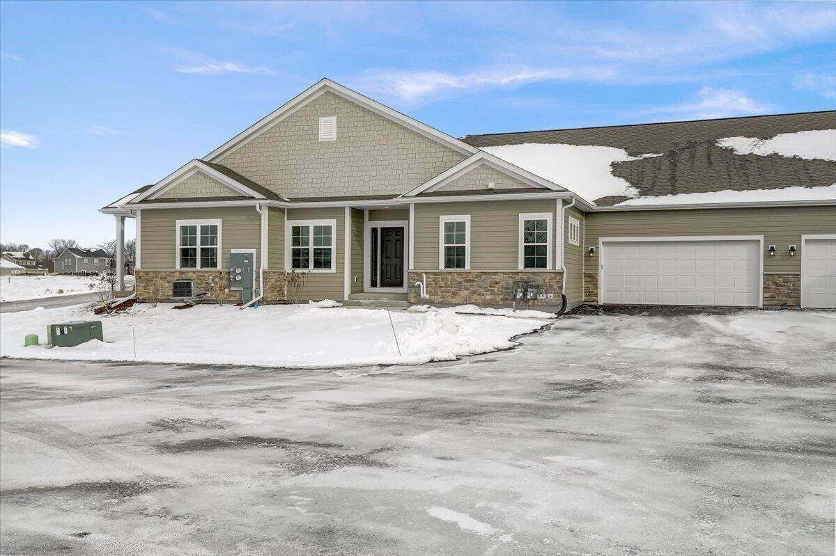 Condo / Townhouse for Sale at N112W14135 Wrenwood Pass Germantown, Wisconsin 53022 United States